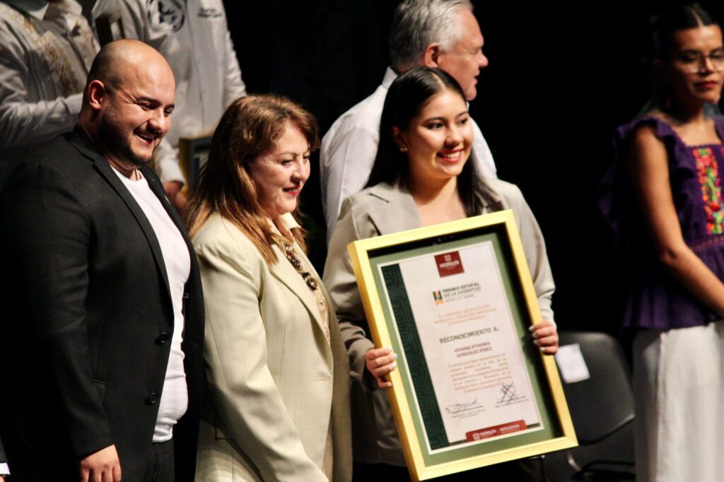 💬Indem reconoce a jóvenes deportistas morelenses y entrega premio estatal a Viviana Athenea
